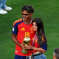 Sesi foto bersama sambil memegang trofi Piala Dunia kian melengkapi momen romantis Lamine Yamal dan Ines Garcia di tengah perayaan kemenangan Spanyol. (Foto: REUTERS/Mike Segar)