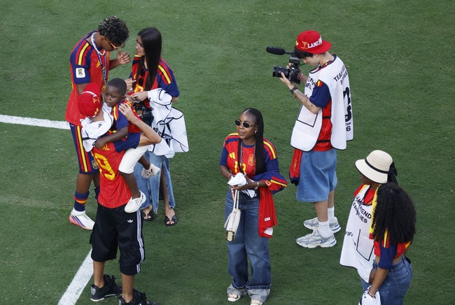 Penampilan Ines terbilang sederhana dengan padanan jersey dan jeans. Namun, detail keliman yang membelah dua pada bawahan memberikan kesan yang edgy. (Foto: REUTERS/Brian Snyder)