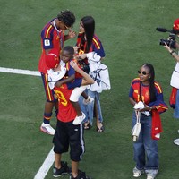 Penampilan Ines terbilang sederhana dengan padanan jersey dan jeans. Namun, detail keliman yang membelah dua pada bawahan memberikan kesan yang edgy. (Foto: REUTERS/Brian Snyder)
