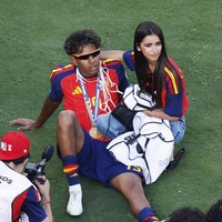 Lamine bergaya dengan kacamata hitam bernuansa futurstis. Ines, yang memakai jersey merah Spanyol dengan nomor punggung Lamine (19), setia sembari merangkul pria 19 tahun itu. (Foto: REUTERS/Brian Snyder)