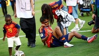 Gracia Ines tampak memberikan pelukan hangat untuk pemain Barcelona itu usai membawa Spanyol menjadi juara di Piala Dunia 2026.Foto: REUTERS/Agustin Marcarian