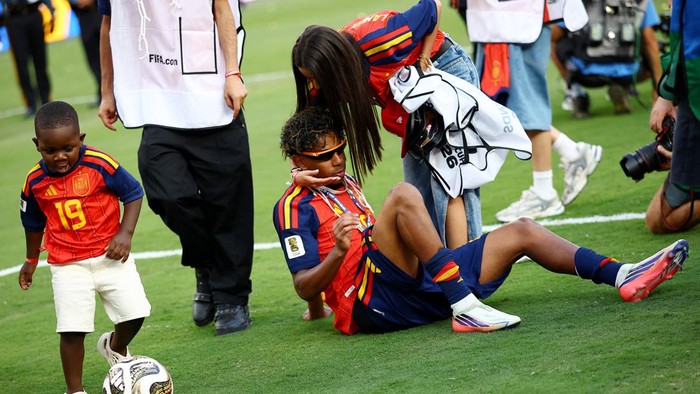 Soccer Football - FIFA World Cup 2026 - Final - Spain v Argentina - New York/New Jersey Stadium, East Rutherford, New Jersey, U.S. - July 19, 2026 Spain's Lamine Yamal celebrates after winning the World Cup as his younger brother Keyne Yamal plays with a football after the trophy ceremony REUTERS/Agustin Marcarian