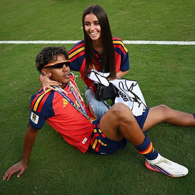 Momen Romantis Lamine Yamal dan Pacar saat Spanyol Juarai Piala Dunia 2026