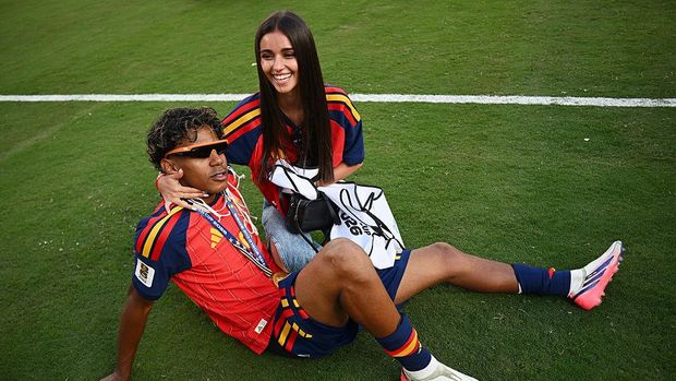 EAST RUTHERFORD, NEW JERSEY - JULY 19: Lamine Yamal #19 of Spain celebrates with his girlfriend Ines Garcia after the team's victory following the FIFA World Cup 2026 Final match between Spain and Argentina at New York New Jersey Stadium on July 19, 2026 in East Rutherford, New Jersey. (Photo by Hannah Peters - FIFA/FIFA via Getty Images)