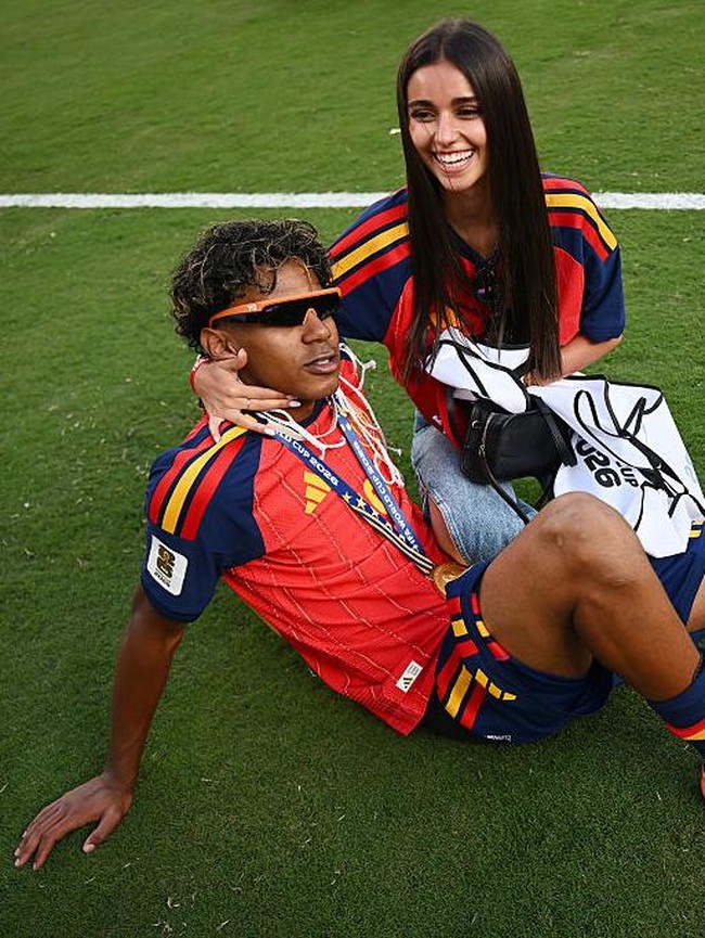 Momen Romantis Lamine Yamal dan Pacar saat Spanyol Juarai Piala Dunia 2026
