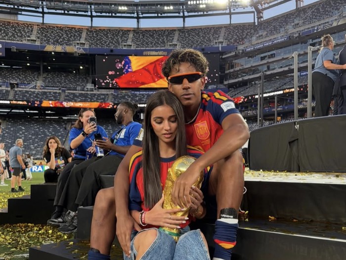 Lamine Yamal dan Ines Garcia usai Spanyol juara Piala Dunia 2026