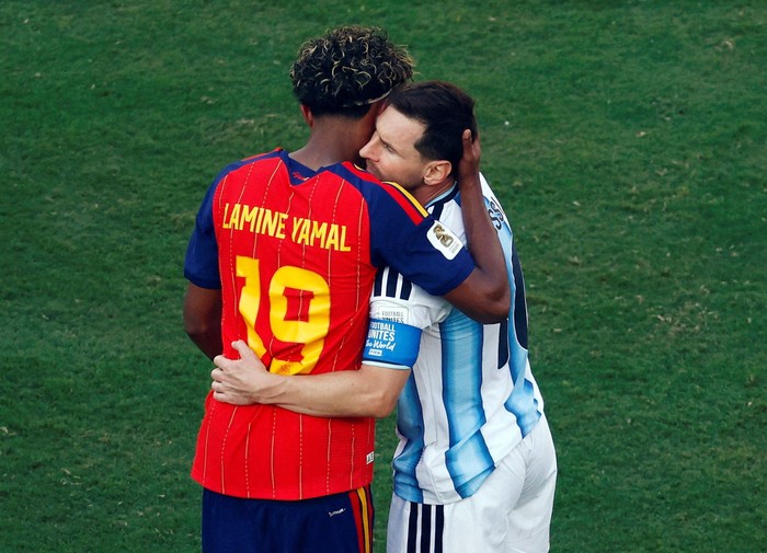 Soccer Football - FIFA World Cup 2026 - Final - Spain v Argentina - New York/New Jersey Stadium, East Rutherford, New Jersey, U.S. - July 19, 2026 Spains Lamine Yamal and Argentinas Lionel Messi embrace after the match as Spain win the World Cup REUTERS/Jeenah Moon     TPX IMAGES OF THE DAY