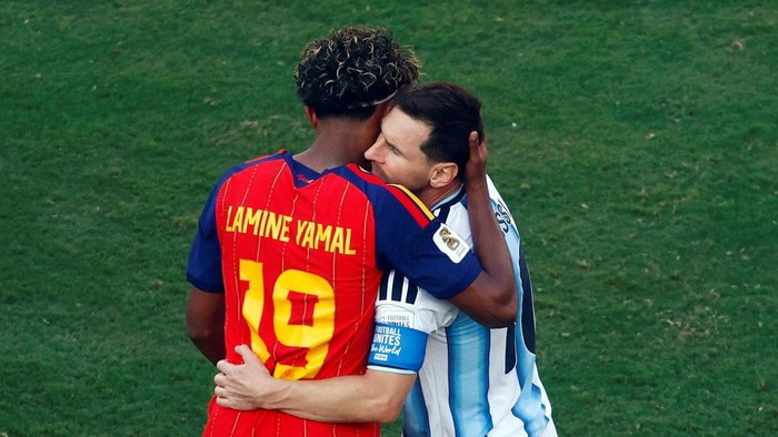 Soccer Football - FIFA World Cup 2026 - Final - Spain v Argentina - New York/New Jersey Stadium, East Rutherford, New Jersey, U.S. - July 19, 2026 Spains Lamine Yamal and Argentinas Lionel Messi embrace after the match as Spain win the World Cup REUTERS/Jeenah Moon     TPX IMAGES OF THE DAY