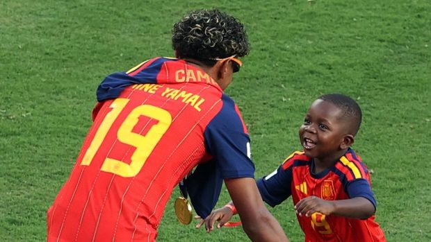 Lamine Yamal merayakan keberhasilan Spanyol menjuarai Piala Dunia FIFA 2026 bersama adiknya, Keyne Yamal, usai laga final melawan Argentina di New York/New Jersey Stadium, East Rutherford, New Jersey, Amerika Serikat, Minggu (19/7/2026). Lamine Yamal merayakan keberhasilan Spanyol menjuarai Piala Dunia FIFA 2026 bersama adiknya, Keyne Yamal, usai laga final melawan Argentina di New York/New Jersey Stadium, East Rutherford, New Jersey, Amerika Serikat, Minggu (19/7/2026). (REUTERS/John Sibley)