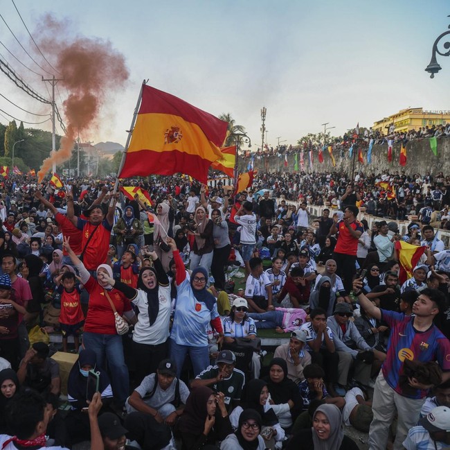 Lautan Suporter Spanyol Padati Benteng Oranje
