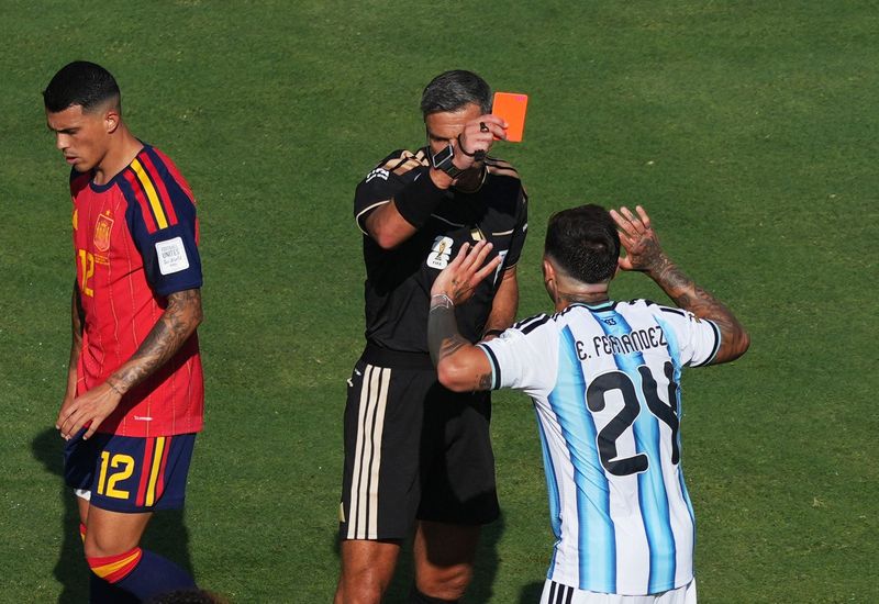 Leandro Paredes, Enzo Fernandeza Soccer Football - FIFA World Cup 2026 - Final - Spain v Argentina - New York/New Jersey Stadium, East Rutherford, New Jersey, U.S. - July 19, 2026 Argentina's Leandro Paredes clashes with Spain's Gavi next to assistant coach Walter Samuel IMAGN IMAGES via Reuters/James Lang