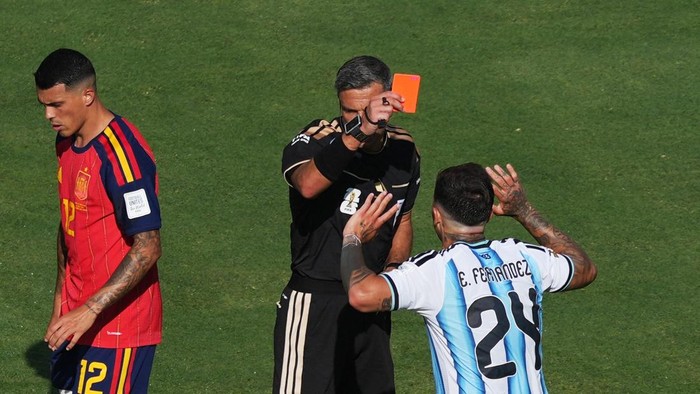 Soccer Football - FIFA World Cup 2026 - Final - Spain v Argentina - New York/New Jersey Stadium, East Rutherford, New Jersey, U.S. - July 19, 2026 Argentinas Leandro Paredes clashes with Spains Gavi next to assistant coach Walter Samuel IMAGN IMAGES via Reuters/James Lang