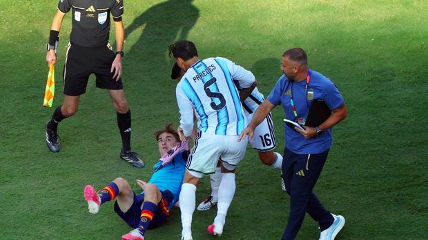 Leandro Paredes terlibat adu mulut dengan Gavi usai pertandingan final Piala Dunia FIFA 2026 antara Argentina dan Spanyol di New York/New Jersey Stadium, East Rutherford, New Jersey, Amerika Serikat, Minggu (19/7/2026), setelah Spanyol memastikan gelar juara dunia. Leandro Paredes terlibat adu mulut dengan Gavi usai pertandingan final Piala Dunia FIFA 2026 antara Argentina dan Spanyol di New York/New Jersey Stadium, East Rutherford, New Jersey, Amerika Serikat, Minggu (19/7/2026), setelah Spanyol memastikan gelar juara dunia. (REUTERS/Mike Segar)