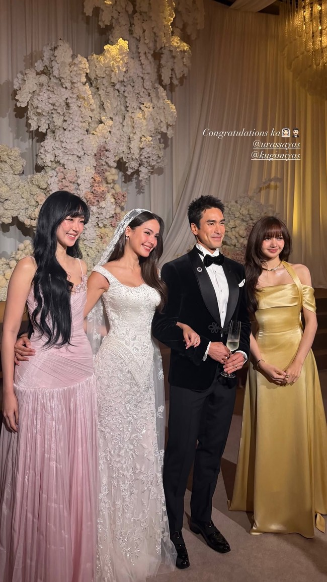 Lisa BLACKPINK mencuri atensi dengan kehadirannya di acara pernikahan pasangan artis Thailand, Nadech Kumigiya dan Yaya Urassaya pada Sabtu (18/7/2026) di Hotel Dusit Thani, Bangkok. Foto: dok. Instagram @lalalalisa_m