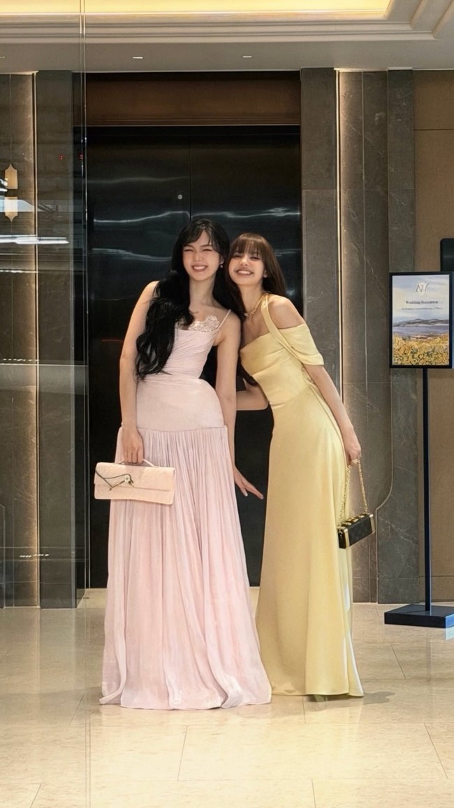Tak sendiri, Lisa BLACKPINK hadir ditemani oleh Thanaerng Kanyawee yang berbalut gaun satin pink. Rekan aktris Thailand yang populer membintangi series Hormones dan menjadi CEO agensi hiburan QOW Entertainment. Foto: dok. Instagram @lalalalisa_m