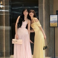 Tak sendiri, Lisa BLACKPINK hadir ditemani oleh Thanaerng Kanyawee yang berbalut gaun satin pink. Rekan aktris Thailand yang populer membintangi series Hormones dan menjadi CEO agensi hiburan QOW Entertainment. Foto: dok. Instagram @lalalalisa_m