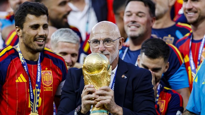 EAST RUTHERFORD, NEW JERSEY - JULY 19: Spain Head Coach Luis De La Fuente celebrates with players following the FIFA World Cup 2026 Final match between Spain and Argentina at New York New Jersey Stadium on July 19, 2026 in East Rutherford, United States. (Photo by Heuler Andrey/Eurasia Sport Images/Getty Images)