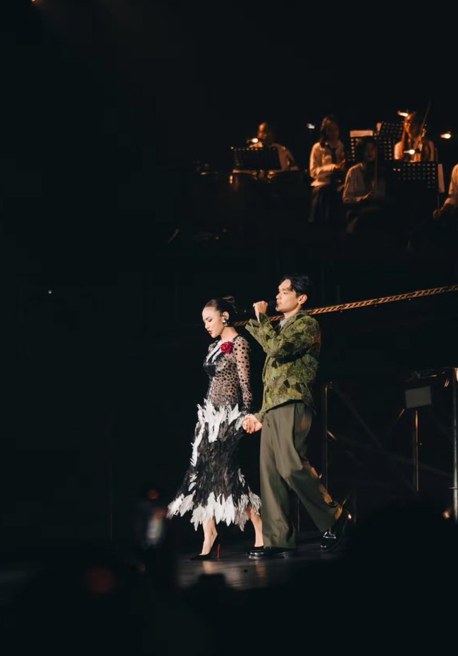 Berduet dengan Afgan membawakan lagu Sadis dalam konser Retrospektif di Jakarta, penampilan Mahalini curi atensi. Istri Rizky Febian itu tampil kenakan busana unik bernuansa hitam-putih. Foto: Instagram/@mahaliniraharja