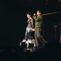 Berduet dengan Afgan membawakan lagu Sadis dalam konser Retrospektif di Jakarta, penampilan Mahalini curi atensi. Istri Rizky Febian itu tampil kenakan busana unik bernuansa hitam-putih. Foto: Instagram/@mahaliniraharja