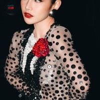 Busana yang dikenakan Mahalini diketahui merupakan rancangan desainer Lisa Ju. Terbuat dari material tulle, gaun hitam tersebut memiliki ilusi sheer pada bagian lengan, dada, hingga ke pinggang. Foto: Instagram/@mahaliniraharja