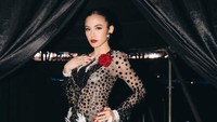 8 Gaya Mahalini Pakai Baju Menerawang Berhias Ratusan Kancing, Memukau!