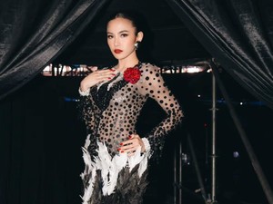 8 Gaya Mahalini Pakai Baju Menerawang Berhias Ratusan Kancing, Memukau!