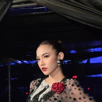 Rambutnya ditata dalam sanggul sleek yang simpel dengan belahan tengah. Tatanan ini membuat wajah Mahalini terlihat tegas. Foto: Instagram/@mahaliniraharja