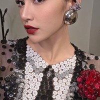 Makeup Mahalini mengusung tampilan glamor. Kompleksi wajah dibuat flawless dengan contour yang membentuk dimensi wajah, alis terbingkai rapi, eyeliner tajam, bulu mata lentik, serta lipstik merah yang menjadi focal point penampilannya. Foto: Instagram/@mahaliniraharja