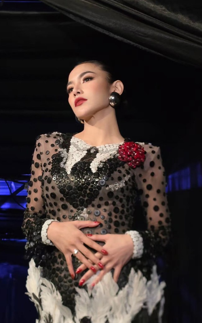 Melengkapi penampilannya, wanita 26 tahun itu mengenakan aksesori berupa sepasang anting emas berbentuk bulat yang berukuran cukup besar serta cincin di jari manisnya. Foto: Instagram/@mahaliniraharja