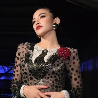 Melengkapi penampilannya, wanita 26 tahun itu mengenakan aksesori berupa sepasang anting emas berbentuk bulat yang berukuran cukup besar serta cincin di jari manisnya. Foto: Instagram/@mahaliniraharja