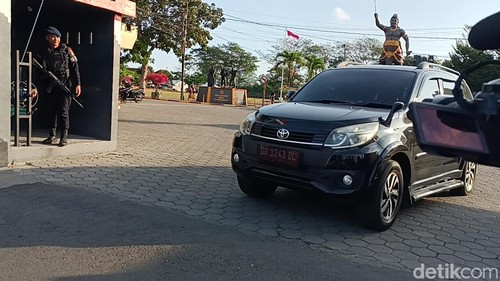 Mobil Dinas Pemkab Lombok Barat datangi Mako Satbrimob Polda NTB, Senin (20/7/2026). (Foto : Abdurrasyid Efendi/detikBali).