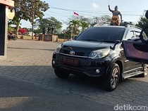 Perempuan Bermobil Dinas Antarkan Baju ke Mako Brimob Polda NTB