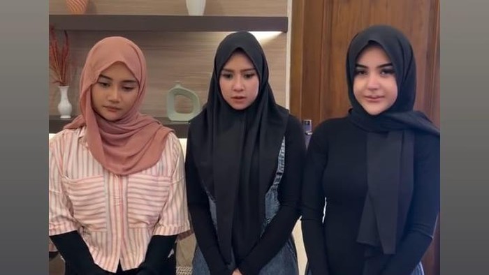 Mala Agatha, DJ Zhuu, dan Icha Chellow meminta maaf atas gubahan lirik lagu Gapapa kepada Anisa Bahar.
