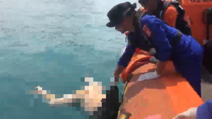 Mayat terapung di laut Lampung.