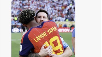 Pelukan hormat Yamal kepada sang idola usai mengalahkannya di laga final Piala Dunia. Foto: via X.com