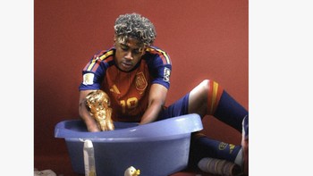 Sekarang Yamal memandikan Piala Dunia. Foto: via X.com