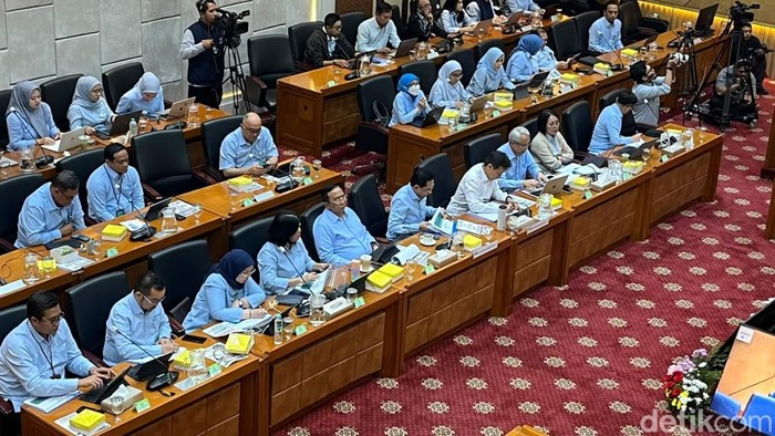 Menkes Budi Gunadi Sadikin rapat kerja bersama Komisi IX DPR. (Anggi/detikcom)