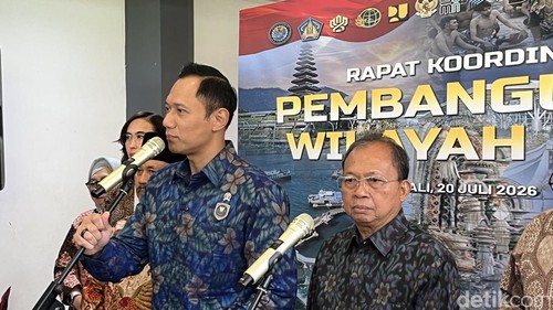 Menko AHY dan Gubernur Bali Wayan Koster saat jumpa pers usah Rakor Pembangunan Wilayah Bali di Kantor Gubernur Bali, Senin (20/7/2026).