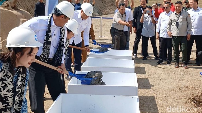 Mentan dalam peletakan batu pertama proyek peternakan sapi perah di Brebes, Senin (20/7/2026).