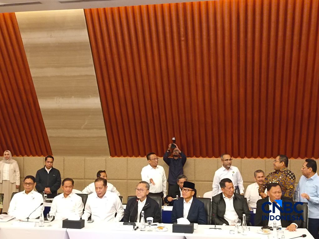 Menteri Koordinator Bidang Pangan, Zulkifli Hasan saat konferensi pers di Auditorium Graha Mandiri, Jakarta, Senin (20/7/2026). Menteri Koordinator Bidang Pangan, Zulkifli Hasan saat konferensi pers di Auditorium Graha Mandiri, Jakarta, Senin (20/7/2026). (CNBC Indonesia/Martyasari Rizky)