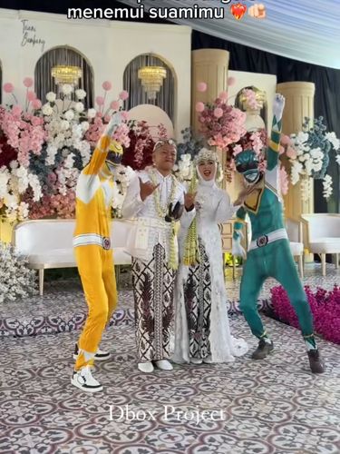 Momen akad nikah unik di Tasikmalaya viral setelah pengantin wanita diarak dua kakaknya yang berkostum Power Rangers demi menepati janji masa kecil mereka.