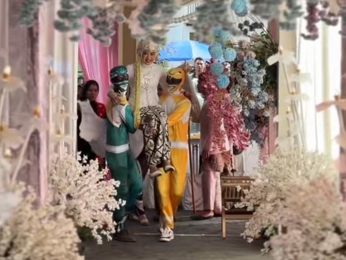 Momen akad nikah unik di Tasikmalaya viral setelah pengantin wanita diarak dua kakaknya yang berkostum Power Rangers demi menepati janji masa kecil mereka.