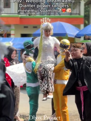 Momen akad nikah unik di Tasikmalaya viral setelah pengantin wanita diarak dua kakaknya yang berkostum Power Rangers demi menepati janji masa kecil mereka.