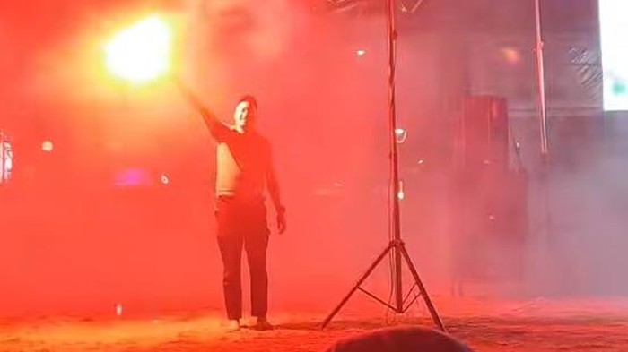 Oknum ajudan Wali Kota Parepare menyalakan flare saat nobar Piala Dunia.
