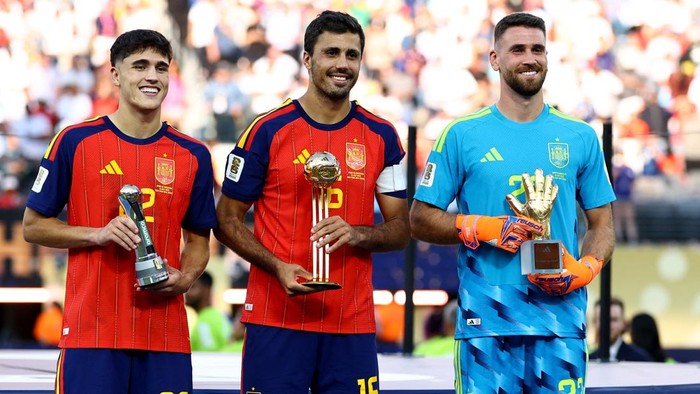 Soccer Football - FIFA World Cup 2026 - Final - Spain v Argentina - New York/New Jersey Stadium, East Rutherford, New Jersey, U.S. - July 19, 2026 Spains Rodri celebrates on the podium after winning the Golden Ball with Golden Glove winner Unai Simo