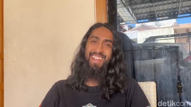 Pedagang kambing di Kota Batu yang dianggap mirip dengan visualisasi Yesus.