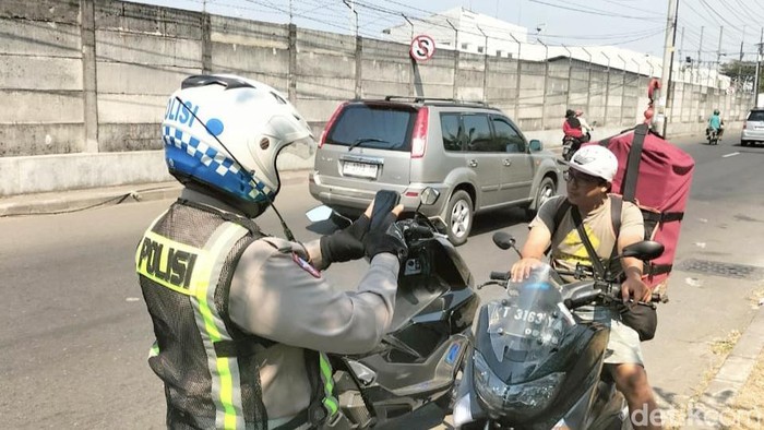Pelanggar lalu lintas melawan arah di Frontage Road Sidoarjo