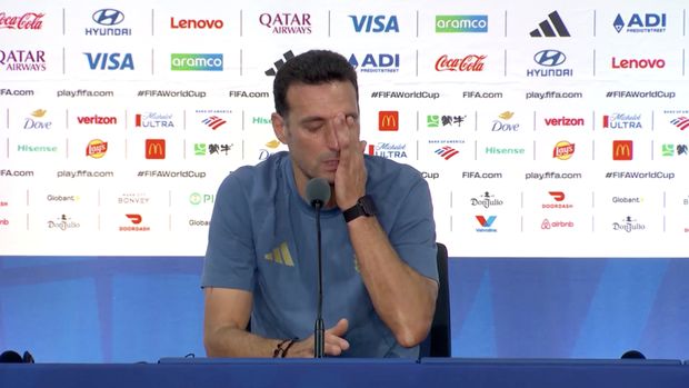 Pelatih Argentina, Lionel Scaloni yang berlinang air mata memuji Lionel Messi sebagai pemain terhebat dalam sejarah sepak bola dalam Konferensi Pers, Minggu (19 Juli). Pelatih Argentina, Lionel Scaloni yang berlinang air mata memuji Lionel Messi sebagai pemain terhebat dalam sejarah sepak bola dalam Konferensi Pers, Minggu (19 Juli). (Tangkapan layar Video Reuters/FIFA)