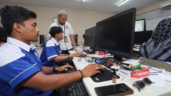 Peserta mengikuti praktik pemotongan logam pada pelatihan pengelasan (welding) dalam Program Pelatihan Vokasi Nasional di Balai Pelatihan Vokasi dan Produktivitas (BPVP) Banda Aceh, Aceh, Senin (20/7/2026). Kementerian Ketenagakerjaan mencatat sebanyak 32.389 pekerja terdampak pemutusan hubungan kerja (PHK) sepanjang Januari-Juni 2026, sehingga pelatihan vokasi berbasis kompetensi tersebut menjadi salah satu upaya meningkatkan keterampilan, memperkuat daya saing tenaga kerja, serta memperluas peluang penempatan kerja di berbagai sektor industri. ANTARA FOTO/Akramul Muslim/nz
