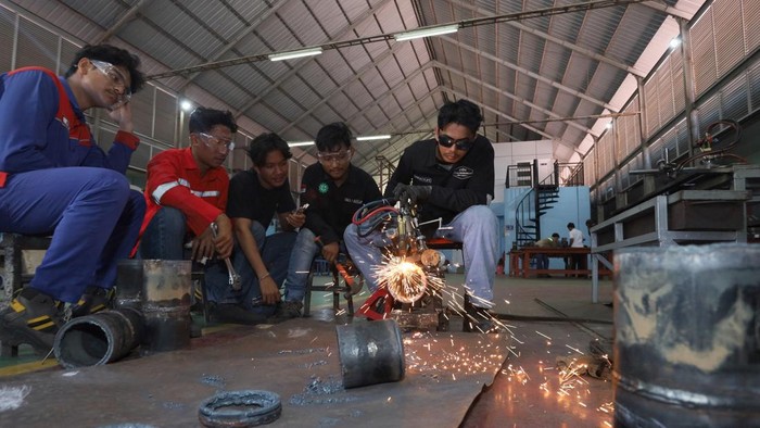 Peserta mengikuti praktik pemotongan logam pada pelatihan pengelasan (welding) dalam Program Pelatihan Vokasi Nasional di Balai Pelatihan Vokasi dan Produktivitas (BPVP) Banda Aceh, Aceh, Senin (20/7/2026). Kementerian Ketenagakerjaan mencatat sebanyak 32.389 pekerja terdampak pemutusan hubungan kerja (PHK) sepanjang Januari-Juni 2026, sehingga pelatihan vokasi berbasis kompetensi tersebut menjadi salah satu upaya meningkatkan keterampilan, memperkuat daya saing tenaga kerja, serta memperluas peluang penempatan kerja di berbagai sektor industri. ANTARA FOTO/Akramul Muslim/nz